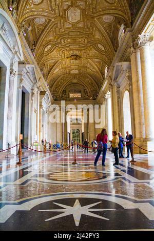 Hinter der façade von St. Peter`s erstreckt sich ein langer Portikus oder `narthex`, wie er gelegentlich in italienischen Kirchen gefunden wurde. Teil des Maderno-Designs Stockfoto